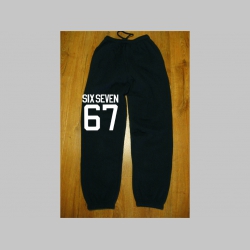 Six Seven 67 - čierne detsk&eacute; tepl&aacute;ky s tlačen&yacute;m logom